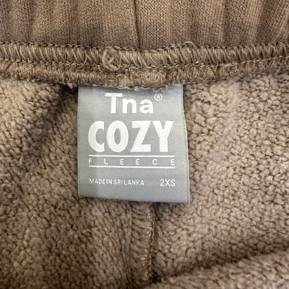 TNA Cozy Fleece sweat shorts - Picture 2 of 2